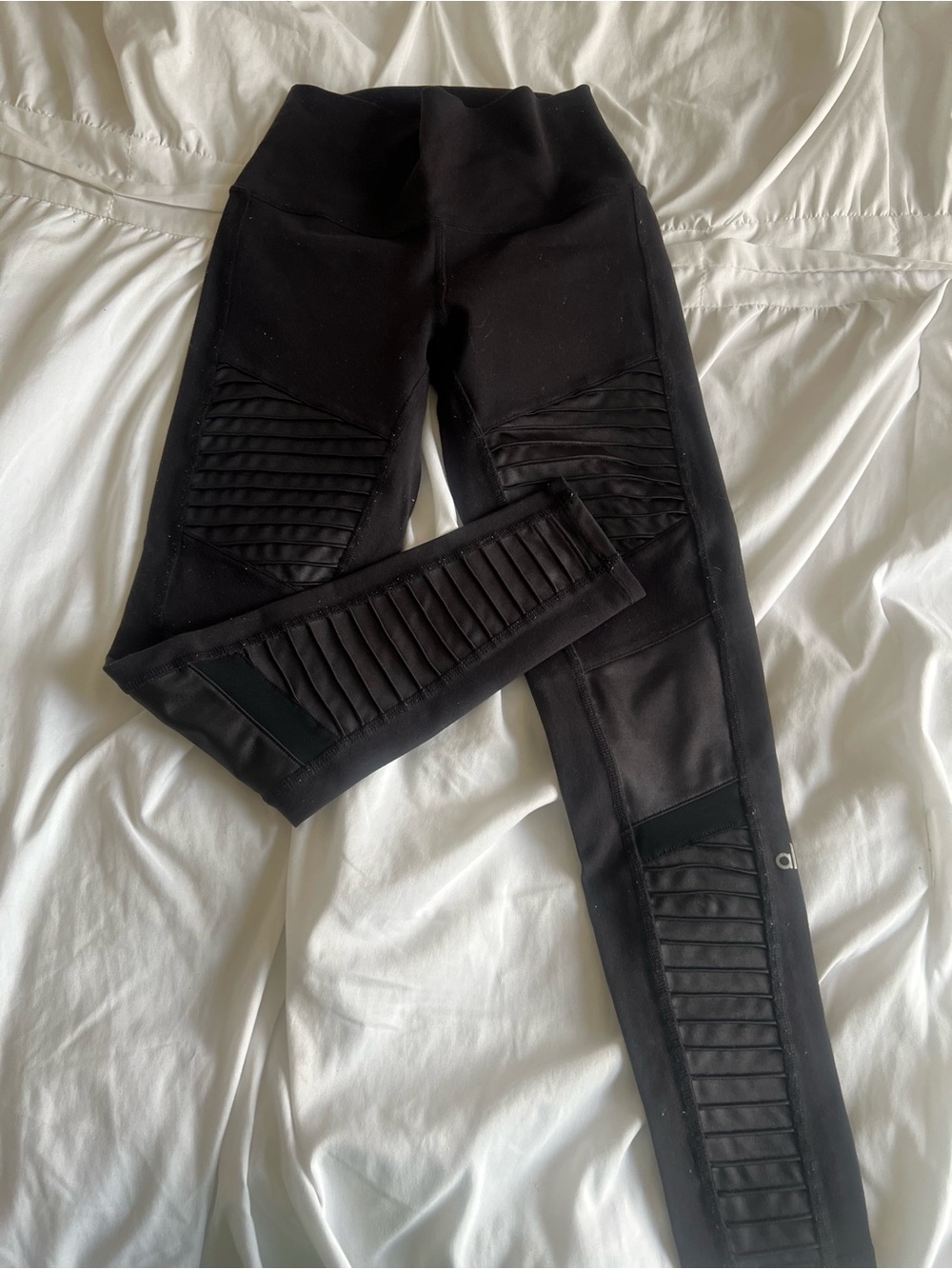 ALO Yoga Black Leggings - Picture 6 of 8